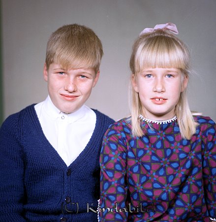 Asta Nilsson Västra Vägen 1 B Kisa
raja
Syskonen Bengt o ? bodde i det numera rivna huset som låg i slänten mellan Kisa mejeri och Västra Vägen, deras far jobbade i mejeriet.

Nyckelord: Nilsson Kisa