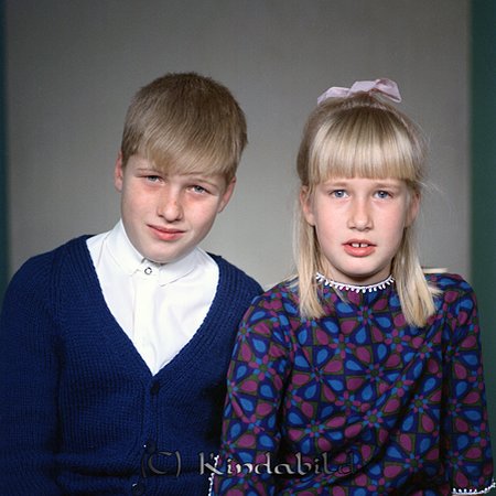 Asta Nilsson Västra Vägen 1 B Kisa
raja
Syskonen Bengt o ? bodde i det numera rivna huset som låg i slänten mellan Kisa mejeri och Västra Vägen, deras far jobbade i mejeriet.

Nyckelord: Nilsson Kisa