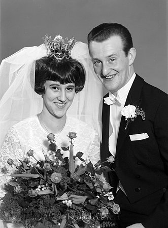 Kurt Arvidsson Rydsborg Rydsnäs
raja
Brudpar     

raja
Kurt Arvidsson född i Västra Ryd och irene Karlsson född 1947 från Kindsmåla Oppeby
 Irene dotter till Karl Erik Gunnar Karlsson och hans hustru Maj-Britt.
 Irenes syskon:
 Leif född 1950
 Kerstin född 1951
 Monika född 1957
 Jan född 1959
 Brudparet bosatte sig i Rydsnäs
 Källa: Studiegruppen hembygdsgården och Folkräkning 1960 
Nyckelord: Arvidsson Rydsnäs
