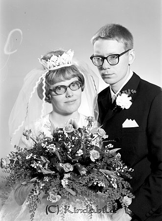 Karl-Erik Andersson Hagagatn 7 Knislinge
raja
Brudpar     

raja
Bruden Birgitta Svensson, dotter till blomsterhandlaren Karl Svensson, Iris blomsterhandel i Kisa.
 De antog namnet Disenfors. En dotter Jenny.
 Källa: Studiegruppen hembygdsgården  
Nyckelord: Andersson Knislinge