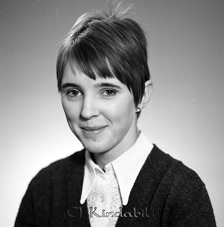 Lola Ottosson Föllingsö Kisa
raja
Kvinna klädd i en ljus blus under en tröja

raja
Lola Ottosson född 1952 i Västra Harg.
Hon var dotter till arrendatorn på Fölingsö hans Olof Verner Ottosson och hans hutru Eivor Ingrid föd 1933 i Ulrika.
Barn:
Lola Elisabet född 1952 i Västra Harg
Hans Christer född 1954 i Västra Harg
Mona Susanna född 1955 i Västra Harg
Nils Tommy född 1957 i Västra Harg
Mats Olof född 1961 i Västra Harg
Källa: Folkräkning 1970 
Källa: Gerd Pettersson


Nyckelord: Ottosson Kisa
