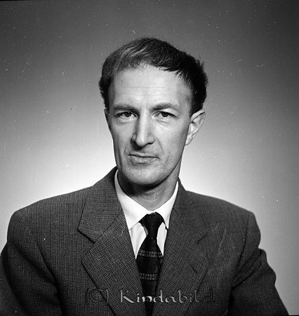 Gunnar Sörling Kisa
raja
Man klädd i skjorta slips och kavaj

raja
Gunnar Sörling, född 1924 i Tjärstad. Han var son till Karl Gustav Sörling född 1887 i Horn
Gift med Irene född Karlsson, Kisa.
Barn: Annika, Ronny och Susanne.
Gunnar Sörling arbetade bl a på ICA-hallen i Kisa.
Källa: Folkräkning 1970 
Källa: Gerd Pettersson


Nyckelord: Sörling Kisa