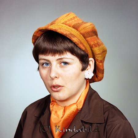 Birgitta Andersson Vinstorp Kisa
raja
Kvinna klädd i en blus med en scarf runt halsen

Nyckelord: Andersson Kisa