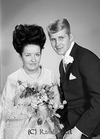 Anders Eriksson Kisa
raja
Brudpar          

raja
Bruden Ingegerd, dotter till Anna-Boj i Storängen.
 Syskon till henne Siv och Bill.
 Källa: Studiegruppen hembygdsgården 
Nyckelord: Eriksson Kisa