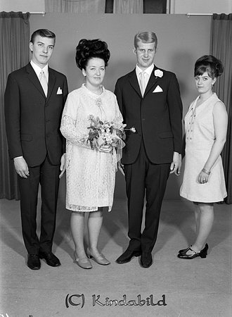 Anders Eriksson Kisa
raja
Brudpar och två bröllopsvittnen           

raja
Bruden heter Gerd, dotter till Annaboj och Vimar Karlsson. 
Källa: Margareta Carlsson 

raja
Syskon till bruden Siv och Bill 
Källa: Gerd Pettersson
 


Nyckelord: Eriksson Kisa