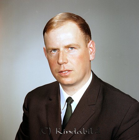 Karl-Erik Eriksson Millingetorp Kisa
raja
Man klädd i skjorta slips och kavaj

raja
Karl-Erik Eriksson, son till Maja och Fridner Eriksson.
Han var gift med Inger Andersson från Sörtorp. De fick en son Magnus. Systern till Karl-Erik heter Karin. 
Källa: Studiegruppen hembygdsgården



Nyckelord: Eriksson Kisa
