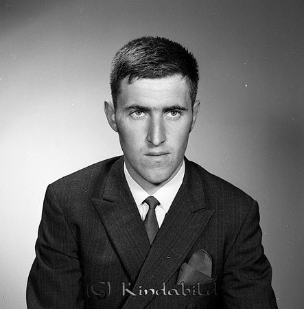 Kenneth Gustavsson Mjälet Kisa
raja
Man klädd i skjorta slips och kavaj  

raja
Kenneth Gustafsson son till Kalle och Ellen Gustafsson i Mjälet Hornsberg.
 Kenneth gifte sig med Ing-Britt.

 Källa: Studiegruppen hembygdsgården 
Nyckelord: Gustavsson Kisa