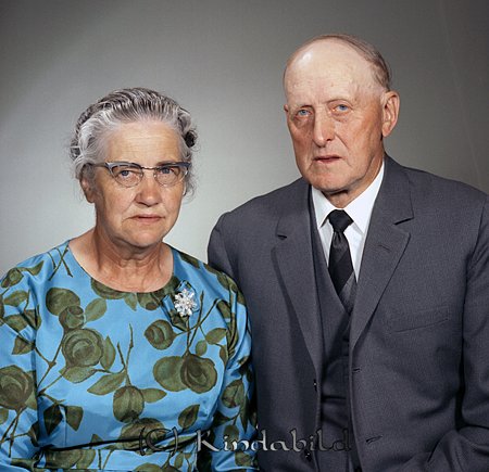 David Svensson Bjerkeryd Kisa
raja
Kvinna klädd i en blommig klänning mannen i kostym   

raja
David Svensson och Jenny född Fröjd. 
Jenny född 1904-04-27 i Tidersrum och David Svensson 
född 1899-02-04 i Vimmerby församling.
David Svensson var arrendator i Lövudden Stora Tidersrum.
1949 enl Sv Bebyg. bor de kvar där.
1970 enl Folkräkning bor de i Bjerkeryds Norrgård, Kisa.
Döttrar: Hedvig och Hillevi 
Källa: Studiegruppen Hembygdsgården 

Nyckelord: Svensson Kisa