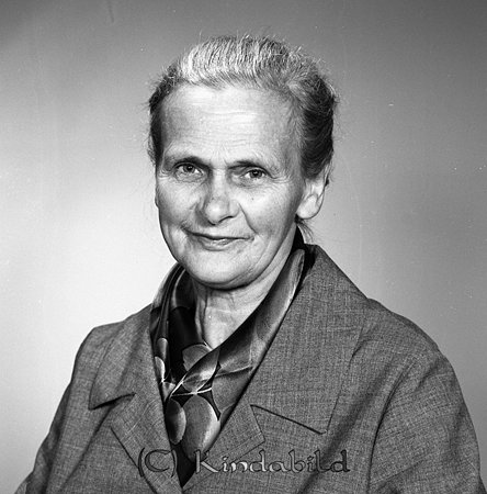Elisabeth Karlsson Smedstorp Norra Vi
raja
Kvinna klädd i jacka och med en scarf runt halsen                         

raja
Elisabeth Karlsson Smedstorp, gift med Erik Karlsson, döttrar Carin och Evy. Evy omkom i en bilolycka 1965. 
Källa: Margareta Carlsson

Nyckelord: Karlsson Norra Vi