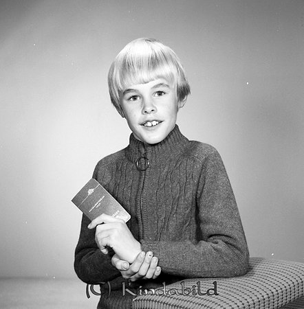 Gunnar Magnusson Ulrikagatan 37 Kisa
raja
Pojke klädd i stickad tröja med dragkedja    

raja
Gunnar Magnusson, son till Sven och Marianne Magnusson Kisa. 
Källa: Gerd Pettersson

Nyckelord: Magnusson Kisa