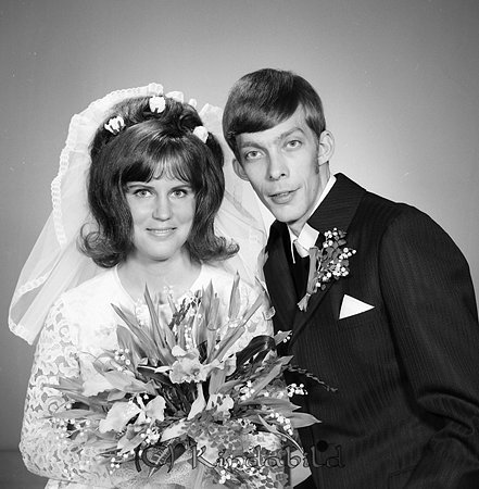 Matz Nilsson Kisa
raja 
Brudpar          

raja
Mats Nilsson och Monika Thun.
 Mats, son till Olof och Britta Nilsson. Olof kom från Åskebäck och Britta från Grönlid.
 Monica född Thun, dotter till Otto Evert och Dagny Margareta Thun från Solbacka Kölefors.
 Källa: folkräkning och Studiegruppen hembygdsgården 
Nyckelord: Nilsson Kisa