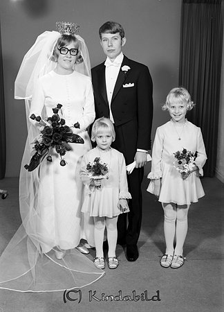Ingenjör Conny Marcusson Linköping
raja 
Brudpar och två brudtärnor          

Nyckelord: Marcusson Linköping