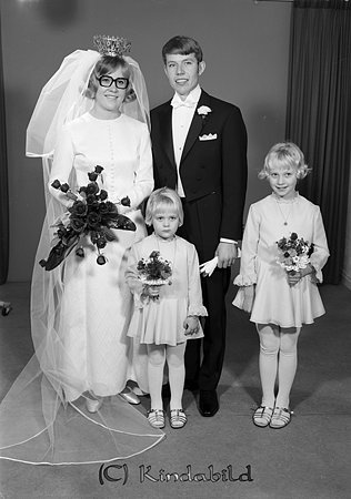 Ingenjör Conny Marcusson Linköping
raja 
Brudpar och två brudtärnor         

Nyckelord: Marcusson Linköping