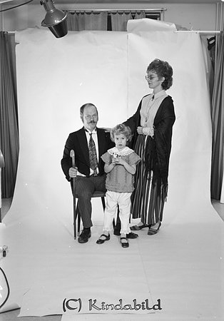 Familjen Eklöf
raja
Man och fru med sitt barn

raja
Per, Anne-Marie och Åsa Eklöf Kisa.
Anne-Marie född Åhlström var teaterpedagog och satte upp föreställningar bl a i Kisa. 
Källa: Gerd Pettersson


Nyckelord: Eklöf