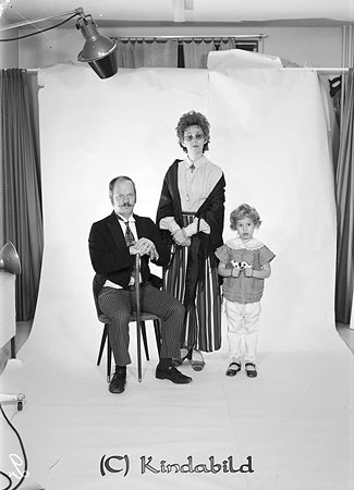 Familjen Eklöf
raja
Man och fru med sitt barn

Nyckelord: Eklöf