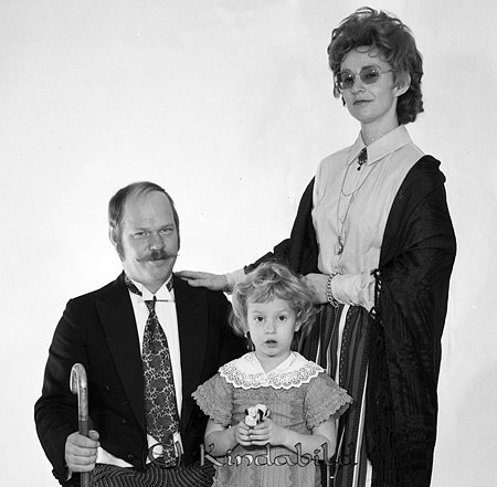Familjen Eklöf
raja
Man och fru med sitt barn

Nyckelord: Eklöf