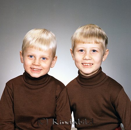 Tomas och Stefan Nilsson Tornhagsvägen 7 Kisa
raja
Pojkar klädda i tröjor med hög krage

Nyckelord: Nilsson Kisa