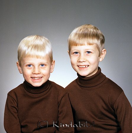 Tomas och Stefan Nilsson Tornhagsvägen 7 Kisa
raja
Pojkar klädda i tröjor med hög krage

raja
Tomas och Stefan Nilsson, söner till Sven Nilsson med hustru Gull-Maj. Sven Nilsson arbetade på kontoret Kisa Motorcentrum.
 Han var född 1932 i Askeby. Föräldrarna bodde sedan i Kristineberg i Örtomta.
 Sven Nilsson med familj flyttade till Tranås på 1970-talet.
 Källa: Studiegruppen hembygdsgården och Folkräkning 
Nyckelord: Nilsson Kisa