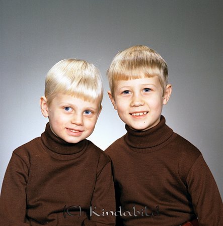 Tomas och Stefan Nilsson Tornhagsvägen 7 Kisa
raja
Pojkar klädda i tröjor med hög krage

Nyckelord: Nilsson Kisa