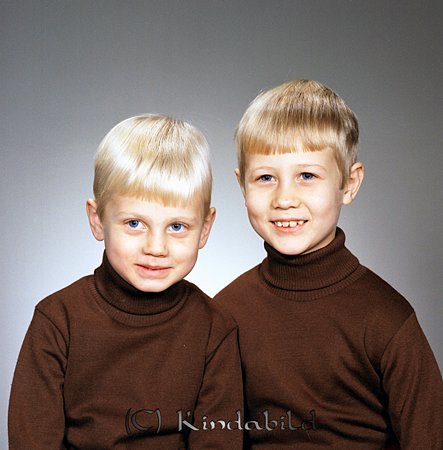 Tomas och Stefan Nilsson Tornhagsvägen 7 Kisa
raja
Pojkar klädda i tröjor med hög krage

Nyckelord: Nilsson Kisa