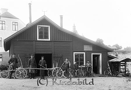 Smedja och Cykelverkstad
gepe
Smedjan låg vid Grönedegatan nedanflr Sandkulla. Järnvillan byggdes senare på tomten. Smedjan/cykelverkstaden flyttades ner i den  sk gropen nedanför kyrkogården.
Nyckelord: Smedja o Cykelverkstad