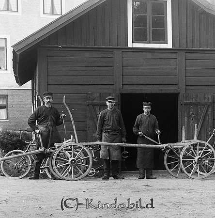 Falks Smedja och Cykelverkstad
gepe
Falks Smedja låg vid Grönedegatan nedanflr Sandkulla. Järnvillan byggdes senare på tomten. Huste flyttades ner i den sk gropen nedanför kyrkogården.
Nyckelord: Smedja o Cykelverkstad