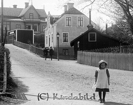 Grönedegatan, Kisa
 Flickan på bilden är fotografen Adolf Stahres dotter, Margit gift Åberg.
