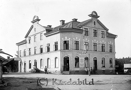 Åkerdala Kisa
Åkerdala byggt 1902 av Per August Nilsson
född 1860 i Boda Hägerstad. Han inrättade en spannmålsaffär i ett uthus till Åkerdala.
En av hans söner Ernst Nilsson övertog affären.
Nyckelord: Åkerdala Kisa