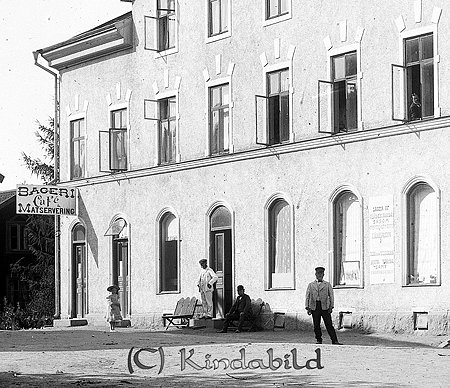 Åkerdala Kisa
gepe
Åkerdala ligger i korsningen Storgatan-Kalmarvägen
Åkerdala byggt i början av 1900-talet av Per August Nilsson
född 1860 i Boda Hägerstad. Han inrättade en spannmålsaffär i ett uthus till Åkerdala.
En av hans söner Ernst Nilsson övertog affären.
Nyckelord: Åkerdala Kisa