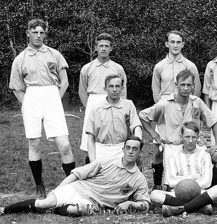 BK Fram Kisa
gepe
Fotbollslag i Kisa

raja
Mellanraden t vänster David Johansson (som blev skohandlare) född 1896.
Bakre raden till höger Axel Larsson (frisör i Stahrebo)
Längst fram till vänster Allan Sandell.
Källa: Studiegruppen hembygdsgården 
Nyckelord: Fotbollslag Kisa