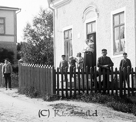 Sandkulla Grönedegatan Kisa
gepe
En familj samlad utanför Sandkulla.

raja
Kan vara smeden Axel Fredrik Falk med familj. Flyttade in i Sandkulla 1907.
Falk var gift med Karolina Charlotta Lindström född i Västra Eneby 1872.
Familjen flyttade till Torslunda Kalmar 1915.
Källa: Kyrkoarkiv Kisa 
Källa: Gerd Pettersson 

Nyckelord: Sandkulla Kisa