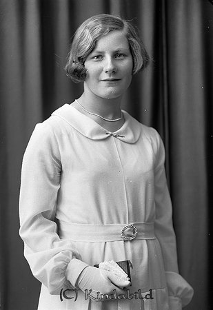 Ingeborg Pihl Kisa
raja
Konfirmationsfoto

raja
Dotter till polisman Pihl i Kisa.
Källa: Studiegruppen hembygdsgården 

raja
Föräldrar: fjärdingsman Pihl med fru Anna. Syskon till Ingeborg var: Herman, Ruth, Lisa, Erik, Maja, Greta, Sven, Märta, Nils och Bertil. De bodde i Karlskog på Fimongatan.
 Källa: Sv Bebyggelse. 
Källa: Gerd Pettersson
Nyckelord: Pihl Kisa