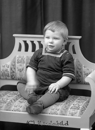 Harry Pettersson Vimmerby
raja
Pojke som sitter i en soffa och är klädd i en mörk dräkt  

Nyckelord: Pettersson Vimmerby