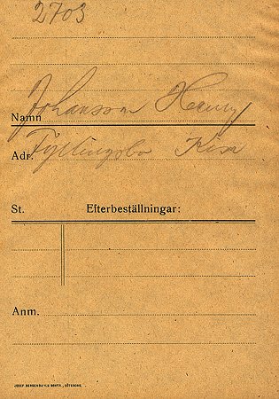 Henry Johansson Fyllingsbo Kisa
raja
Namnet felläst. Skall vara Henry (inte Harry). Bilderna föreställer Henry Johansson född1918, son till Gustaf Johansson och hans hustru Ellen, född Dahlgren, Fyllingsbo. 
Källa: Sune Holgersson
Nyckelord: Johansson Kisa