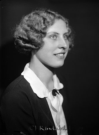 Astrid Roskvist Kisa
raja
Kvinna klädd i en ljus blus under en mörk kofta 

raja
Astrid var syster till Bengt Rosqvist som arbetade på charkuteriaffären Banck och Nilsson i Kisa . Astrid var född 1911. Enl 1970 års Folkräkning bodde hon då i Nacka. 1980 bodde hon i föräldrahemmet Tornsborg (mittemot Kisa station). 
Källa: Gerd Pettersson 

Nyckelord: Roskvist Kisa