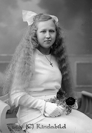 Sigrid Johansson Äleby Horn
raja
Konfirmationsfoto

raja
Sigrid Johansson, dotter till Emil Johansson och Selma Maria Samuelsson från Äleby.
Sigrid gifte sig 1949 med Timar Gustafsson. De fick dottern Birgitta född 1956 gift med Tomas Brändström.
Källa: Sv Gods och Gårdar, samt Jan Andersson 

Nyckelord: Johansson Horn