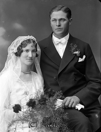 Erik Roth Åshorva Horn
raja 
Brudpar          

raja
Byggnadsarbetare Erik Roth född 1900 och Anna-Lisa Idh född 1910 båda från Åshorva Horn.
Källa: SVAR vigselbok
Källa: Gerd Pettersson 

raja
Paret har två döttrar, Elly gift Norrstig o Signe.
 Källa: Studiegruppen Hembygdsgården 

raja
Erik Roth var son till Anders Roth och Maria född Andersson.
 Syskon till Erik:
 Elsa, Hugo, Anna, Signe, Ester, Gunni och Harry.
 Källa: Sv Gods och Gårdar 
Parets döttrar är:
Kärstin Ingrid Margareta född 1932
Berit Irene Sibylla född 1934.
Familjen flyttade till Vimmerby 1937.
Källa: Kyrkoarkiv Horn
Källa: Gerd Pettersson 




Nyckelord: Roth Horn