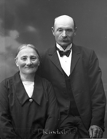 August F Lövkvist Granstorp Kisa
raja
Man och kvinna han klädd i mörk kostym med fluga runt halsen hon i mörk klänning med ljus linne under 

Nyckelord: Lövkvist Kisa
