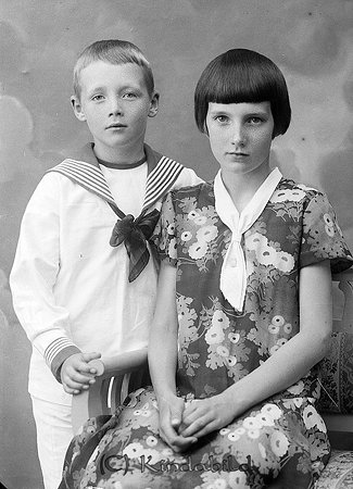 Edla Jacobsson Vadstugan Kisa
raja
Flicka och pojke hon klädd i blommig klänning han i sjömanskostym

raja
Irma Ingegärd född 1920 och Stig Sture Ragnar född 1925, barn till sågverksarbetaren Johan Ragnar Jakobsson och Ella Viktoria född 
Borg. Familjen bodde i Nyllinge.
Stig bodde 1970 i Mörlunda och Irma i Gullringen
Källa: Kyrkoarkiv Horn 
Källa: Gerd Pettersson 

Nyckelord: Jacobsson Kisa