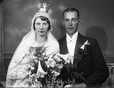Hugo Carlsson Lövåsa Björkhult
raja 
Brudpar          

raja
Alice född Olsson, Ödesjöboda och Hugo Karlsson, Lövåsa, Fröåsa, Kisa. Deras barn heter Ingemar och Gun-Britt. 
Källa: mayca

Nyckelord: Carlsson Björkhult
