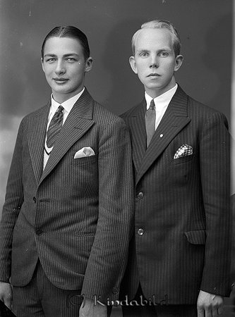 Henry Walm och Erik Andersson Konsum Kisa
raja
Två män klädda i kavaj vit skjorta och slips

Nyckelord: Andersson Kisa