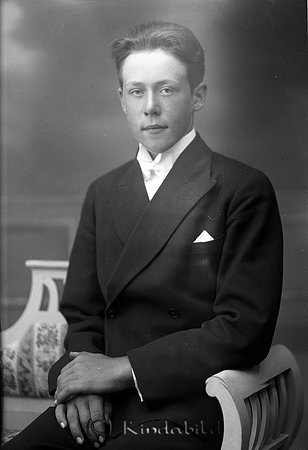 Harald Andersson Sommenäs Svalsjö
raja
Konfirmationsfoto

raja
Harald var bror till Gustav Ernemar, han utbildade sig till polis.
 Han ska ha varit med vid baltutlämningen efter kriget, enligt utsago.
 Källa : Studiegruppen hembygdsgården 
Nyckelord: Andersson Svalsjö