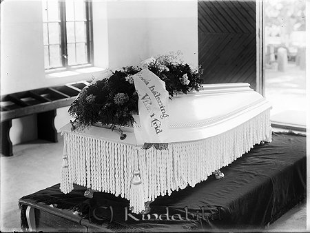 Gunnar Larsson Falla Björkhult
raja
Vit kista med blommor på

raja
Gurli Marie Lovisa, hustrun till arrendatorn Gunnar Larsson i Falla dog endast 24 år gammal
Källa: Dödbok Horn 
Källa: Gerd Pettersson 

Nyckelord: Larsson Björkhult