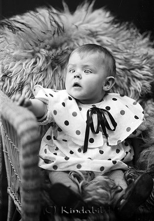 Emmy Fridolf Kisa
raja
Liten flicka klädd i prickig klänning som sitter på ett vargskinn i en korgstol  

Nyckelord: Fridolf Kisa