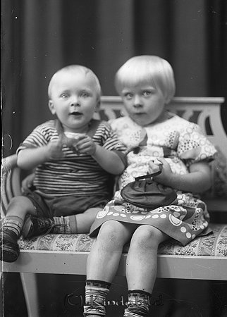 Leonard Rosander Horn
raja
Två barn som sitter på en stol

raja
Barnen är Folke och Ingabritt Rosander.
Föräldrar var Leonard och Ester Rosander i Horn 
Källa: kurtove

Nyckelord: Rosander Horn