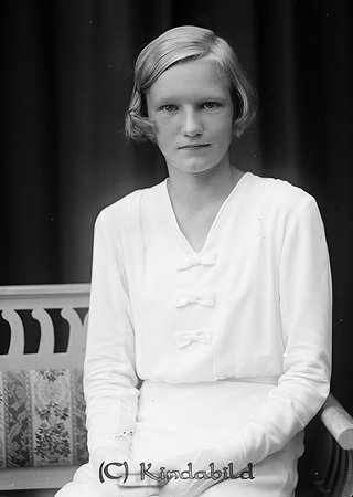 Greta Svensson Brogård Kisa
raja
Konfirmationsfoto

raja
Greta Svensson född 1917 var dotter till Janne Svensson.
 Hon gifte sig ned Einar Järgården. Två barn Matts och �?sa.
 Källa: Studiegruppen hembygdsgården 
Nyckelord: Svensson Kisa