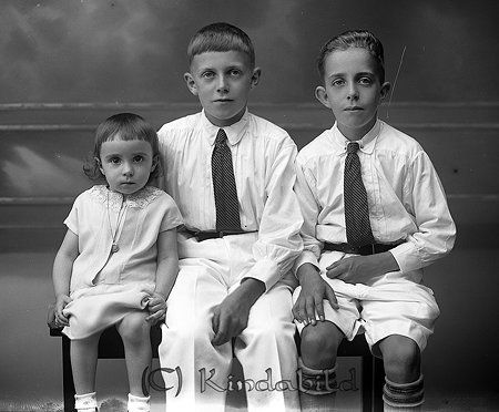 Algot Pettersson Sveahuset Kisa
raja
Två pojkar och en liten flicka

raja
Fr vänster Gunborg Ester Marianne född 1930, Karl Erik Algot född 1920 och Gustaf Axel Sune född 1922 alla födda i Kisa.
Barn till chaufför Algot Efraim Pettersson född 1892 i Rumskulla och Ester Maria född Andersson 1897 i Kisa.
Dottern Gunborg gifte sig med Gösta Johansson från Brostugan i Kisa och de bodde på Gammelgårdsgatan i Kisa.
Bröderna flyttade till Stockholm
Källa: Kyrkoarkiv Kisa och Folkräkning 1970 
Källa: Gerd Pettersson

Nyckelord: Pettersson Kisa
