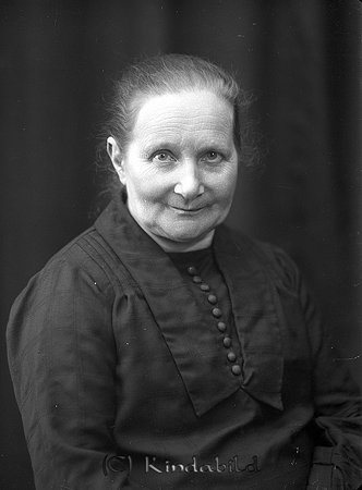 Anna Andersson Kvarnstugan Verveln
raja
Kvinna klädd i mörk klänning

mayca
Anna Lovisa född Johansson 1874.08.17 i Tidersrum död 1947.05.04 i Kvarnstugan Verveln. Gift med Skräddaren Johan August Andersson född 1872.09.05 i Tidersrum död1924.05.04 i Kvarnstugan Verveln. Hon var dotter till Johan Fredrik Andersson född 1847.05.01 i Tidersrum död 1936.06.04 (gravsten i Tidersrum) och Greta Matilda Svensdotter född 1835.10.06 i Horn död 1906.09.09. Dottern hette Lilly gift med Smeden Edvin Johansson i Kvarnstugan.
Nyckelord: Andersson Verveln