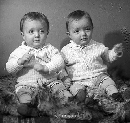 Fru Fransson Villa Carlborg Kisa
raja
Tvillingar klädda i ljusa stickade tröjor som sitter på en fäll

raja
Tvillingarna Hans och Sture Fransson, barn till möbelsnickare Elsa och Elov Fransson föddes den 23 juli 1931..
Hans dog väldigt ung. Sture dog 2004 i Stockholm. 
Franssons Möbler i Kisa tillverkade möblemang uppkallade efter tvillingarna.
Källa: Studiegruppen hembygdsgården 
Nyckelord: Fransson Kisa