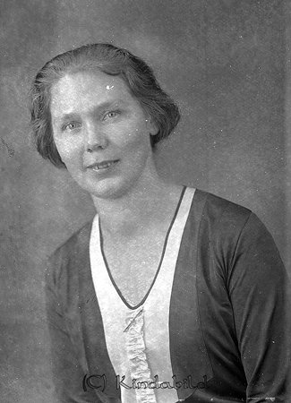 Alfhild Johansson Saxtorp skola Horn
raja
Kvinna klädd i mörk klänning  

Nyckelord: Johansson Horn